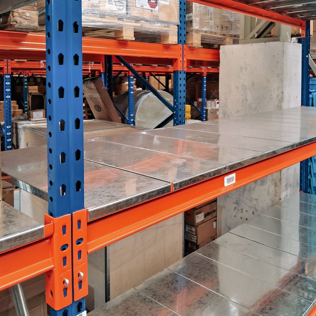 Weitspannregal mit Metallböden