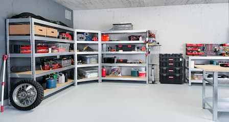 Startseite Vorstadt Auto Garage Innenraum mit Holzregal, Werkzeuge